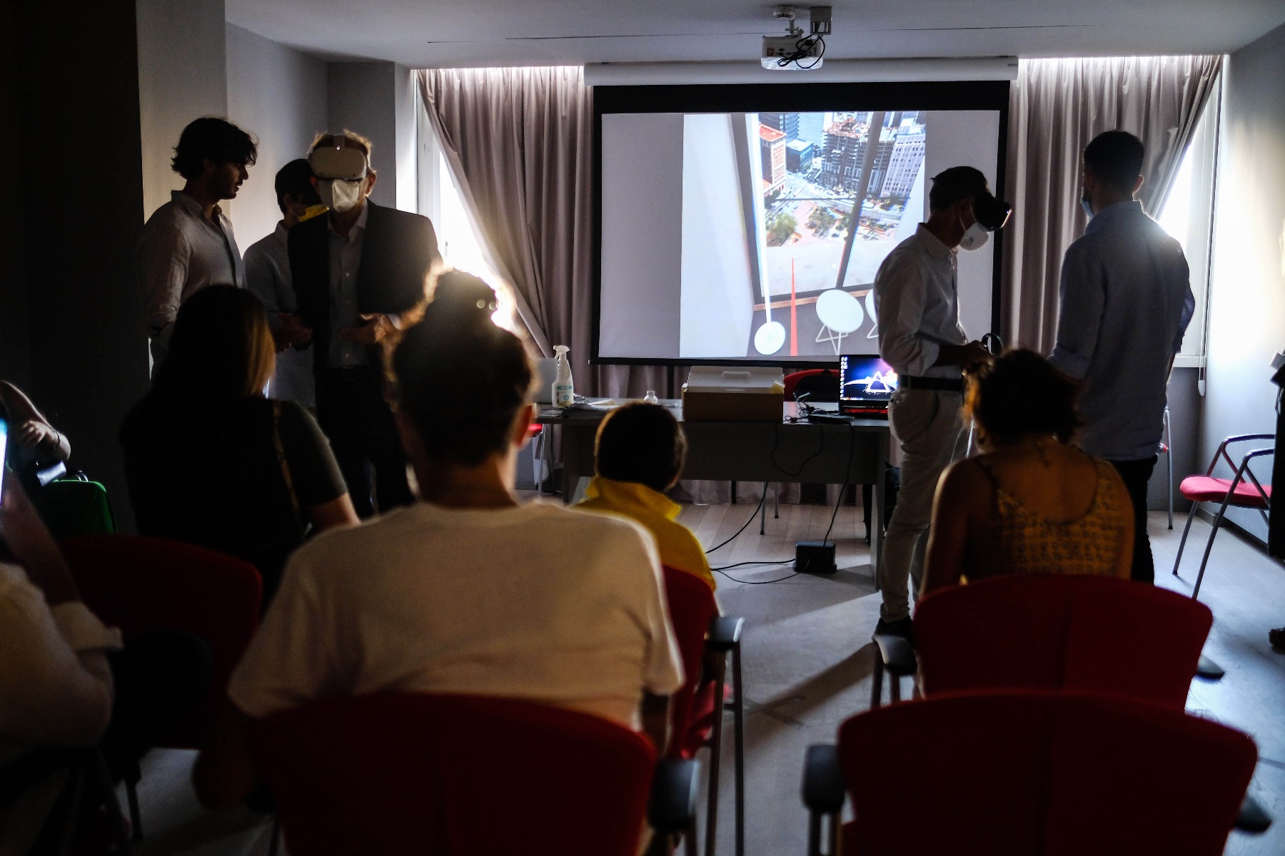 Brera Interni Event Guests Trying Oculus